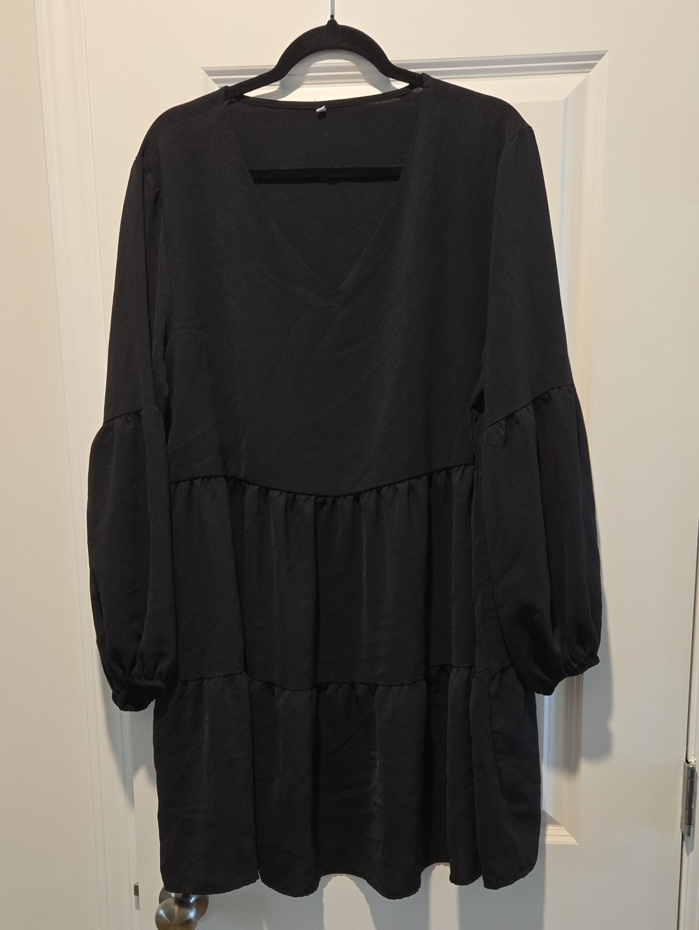 SHEIN Black V-Neck Tiered Mini Dress with Blouson Sleeves